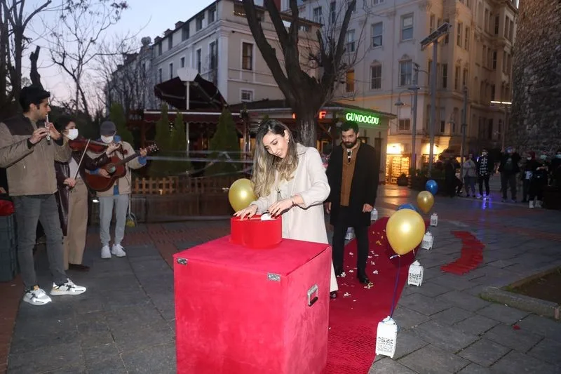 Galata Kulesi'nde 360 derece İstanbul manzarasıyla evlilik teklifi