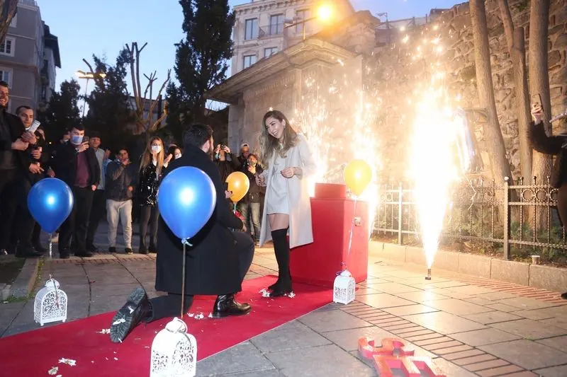 Galata bölgesinde havai fişek eşliğinde diz çökerek yapılan sürpriz evlilik teklifi
