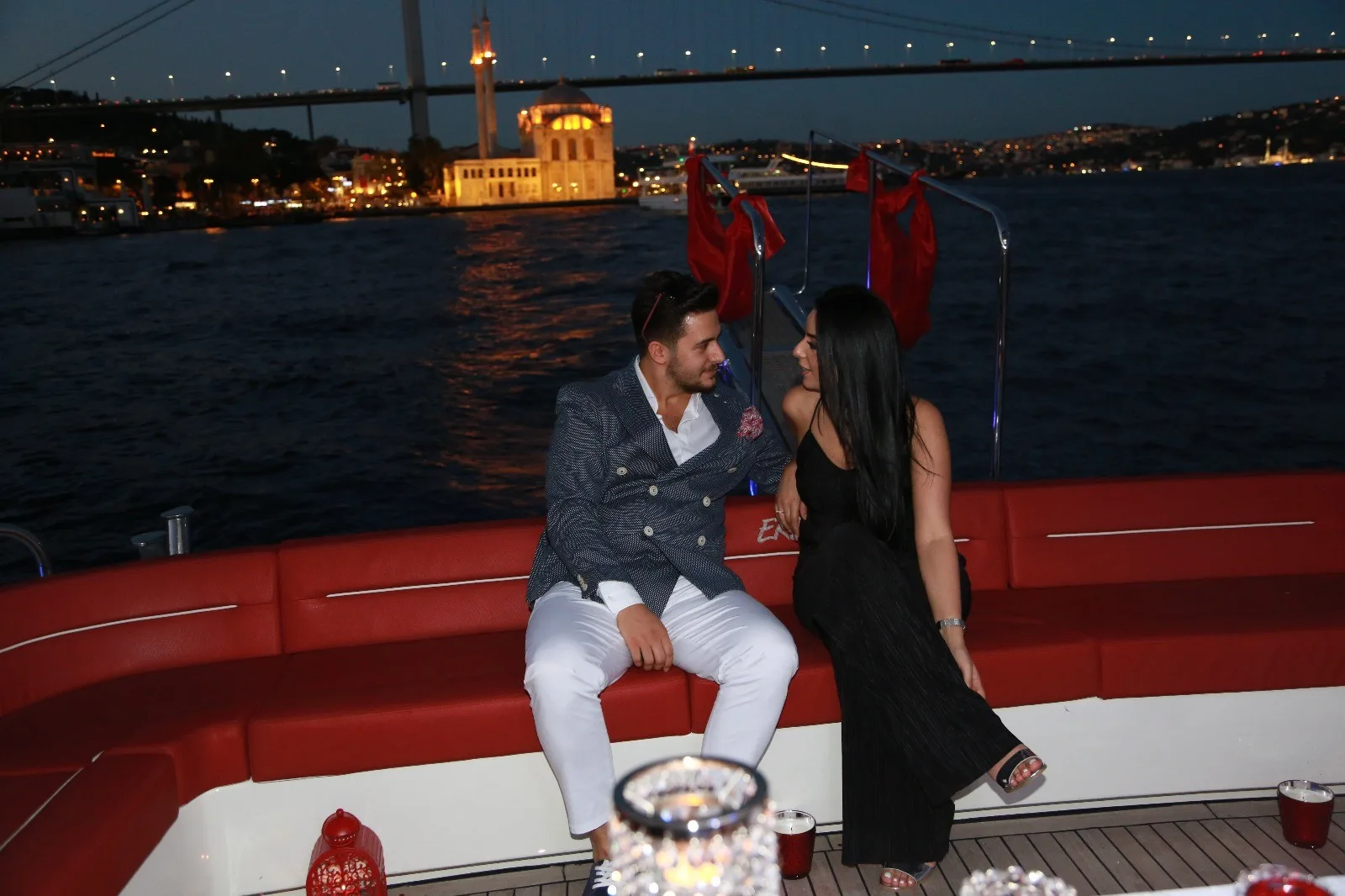 Kız Kulesi'nde Boğaz manzarasıyla evlilik teklifi sürprizi