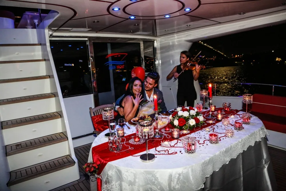 İstanbul Boğazında özel yat üzerinde köprüde lazerle evlilik teklifi