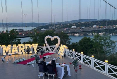Boğazın En Güzel Manzarasında Köprü Işıkları Altında Evlilik Teklifi