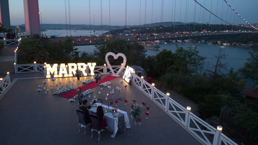Boğazın En Güzel Manzarasında Köprü Işıkları Altında Evlilik Teklifi