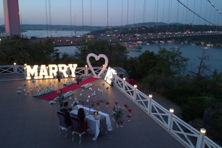 Boğazın En Güzel Manzarasında Köprü Işıkları Altında Evlilik Teklifi