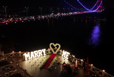 Boğazın En Güzel Manzarasında Köprü Işıkları Altında Evlilik Teklifi