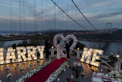 Boğazın En Güzel Manzarasında Köprü Işıkları Altında Evlilik Teklifi