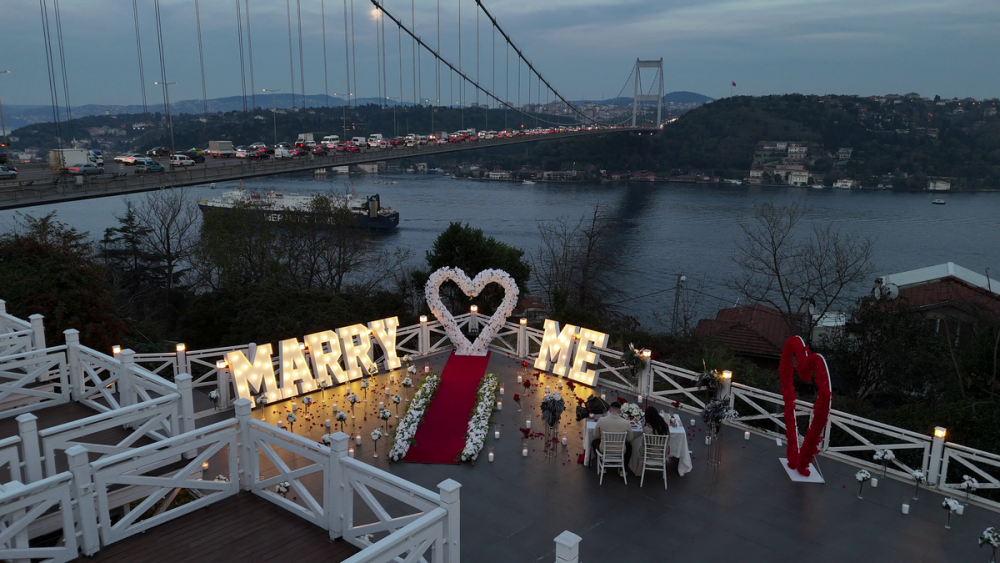Boğazın En Güzel Manzarasında Köprü Işıkları Altında Evlilik Teklifi