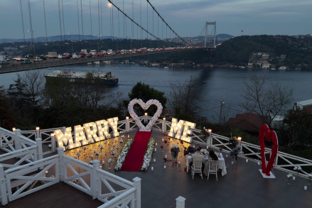 Boğazın En Güzel Manzarasında Köprü Işıkları Altında Evlilik Teklifi