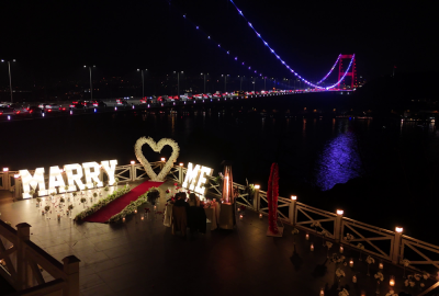 Boğazın En Güzel Manzarasında Köprü Işıkları Altında Evlilik Teklifi