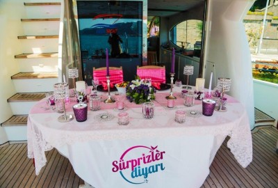 Romantik Yat Turu ile Evlilik Teklifi / 2 Saat Yemekli Vip Paket