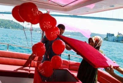 Romantik Yat Turu ile Evlenme Teklifi / 1 Saat Yemekli Eko Paket