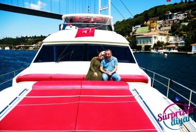 Romantik Yat Turu ile Evlenme Teklifi / 1 Saat Yemekli Eko Paket