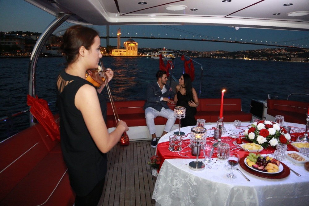 Yacht Tour and Marriage Proposal with Violin  / 2-Hour Package with Dinner