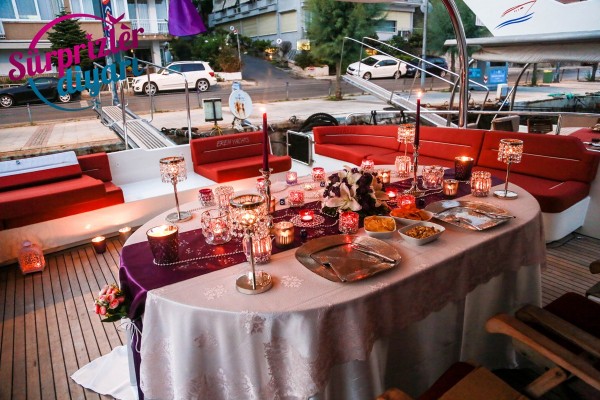 Romantik Yat Turu ile Evlilik Teklifi / 2 Saat Yemekli Vip Paket