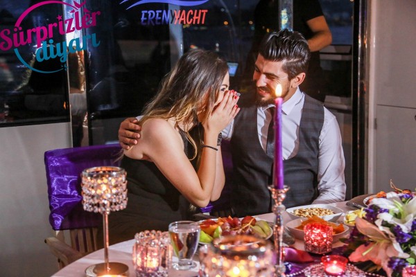 Romantik Yat Turu ve Afiş ile Evlilik Teklifi / 1 Saat Yemekli Eko Paket