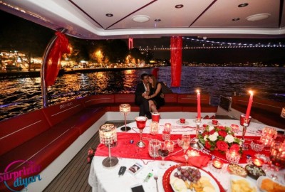Romantik Yat Turu ile Evlilik Teklifi / 2 Saat Yemekli Vip Paket