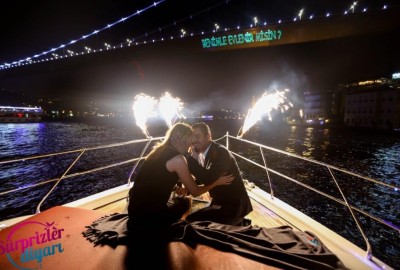 Yat Turu ve Lazer ile Evlilik Teklifi / 2 Saat Yemekli Vip Paket