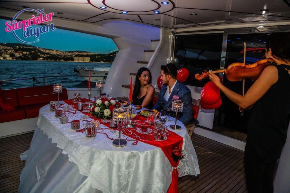 Romantik Yat Turu ile Evlenme Teklifi / 1 Saat Yemekli Eko Paket