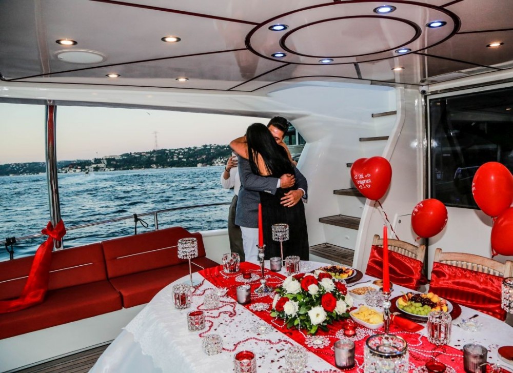 Birthday on the Yacht / 1 Hour Cocktail Service and Eco Package without Laser Light