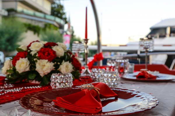Romantik Yat Turu ile Evlenme Teklifi / 1,5 Saat Yemekli Standart Paket