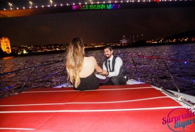 Yacht Tour and Color Laser Marriage Proposal  / 2-Hour Eco Package with Dinner