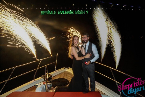 Yat Turu ve Lazerle Evlilik Teklifi / 2 Saat Yemekli Eko Paket