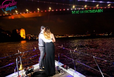 Yat Turu ve Lazerle Evlenme Teklifi / 1 Saat Yemekli Vip Paket