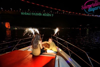 Yacht Tour and Color Laser Marriage Proposal  / 2-Hour Eco Package with Dinner