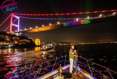 Yat Turu ve Lazerle Evlenme Teklifi / 1 Saat Yemekli Vip Paket