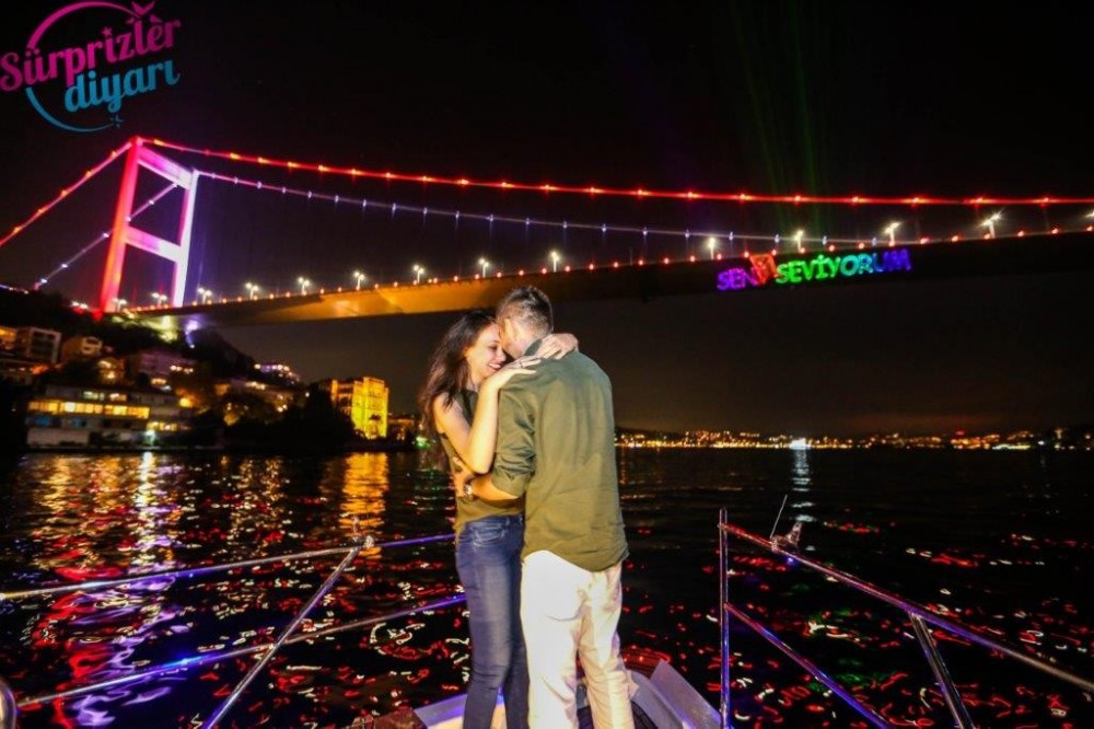 Yat Turu ve Renkli Lazerle Evlenme Teklifi / 1 Saat Yemekli Eko Paket