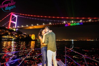 Yacht Tour and Color Laser Marriage Proposal  / 2-Hour Eco Package with Dinner