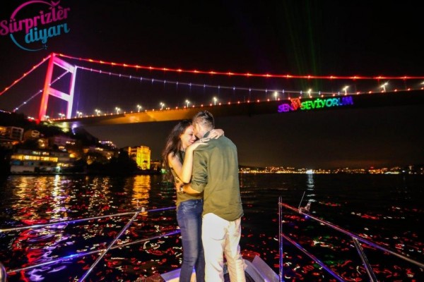 Yat Turu ve Renkli Lazerle Evlenme Teklifi / 1 Saat Yemekli Eko Paket