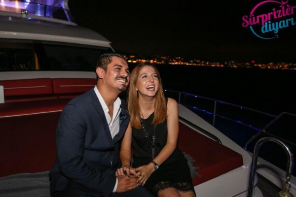 Yattan Afiş Açılması ile Evlilik Teklifi / 1 Saat Kokteyl Servis