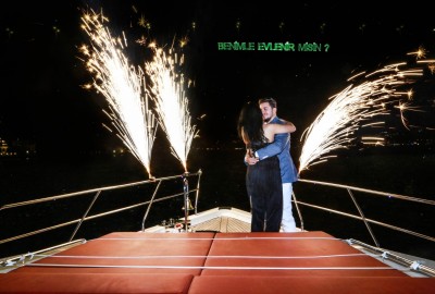 Yacht Tour and Color Laser Marriage Proposal  / 2-Hour Eco Package with Dinner
