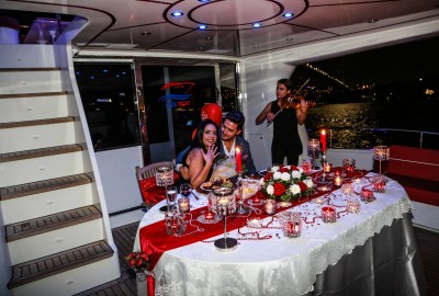 Yat Turu ve Lazerle Evlenme Teklifi / 1 Saat Yemekli Vip Paket