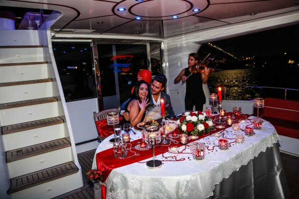 Yatta Renkli Lazerle Evlenme Teklifi Sürprizler Diyarı Özel Paket