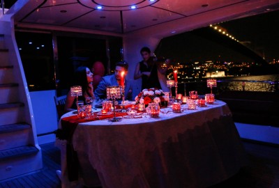 Yat Turu ve Lazerle Evlenme Teklifi / 1 Saat Yemekli Vip Paket