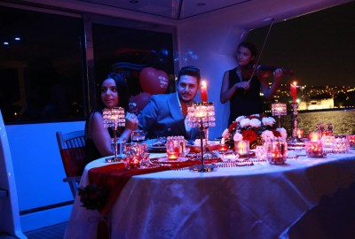 Yat Turu ve Lazerle Evlenme Teklifi / 1 Saat Yemekli Vip Paket