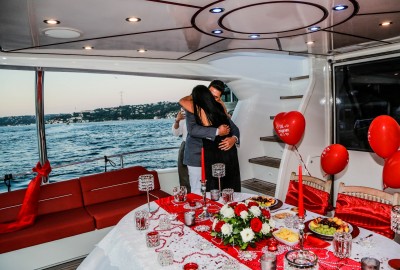Yat Turu ve Lazerle Evlenme Teklifi / 1 Saat Yemekli Vip Paket