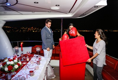 Yat Turu ve Lazerle Evlenme Teklifi / 1 Saat Yemekli Vip Paket