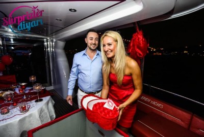 Yacht Tour and Color Laser Marriage Proposal  / 2-Hour Eco Package with Dinner