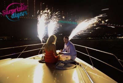 Yacht Tour and Color Laser Marriage Proposal  / 2-Hour Eco Package with Dinner