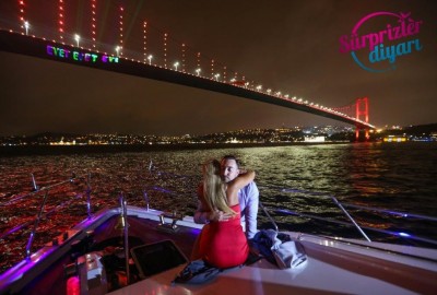 Yacht Tour and Color Laser Marriage Proposal  / 2-Hour Eco Package with Dinner