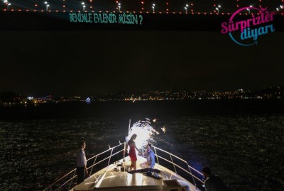 Yat Turu ve Lazerle Evlenme Teklifi / 1 Saat Yemekli Vip Paket