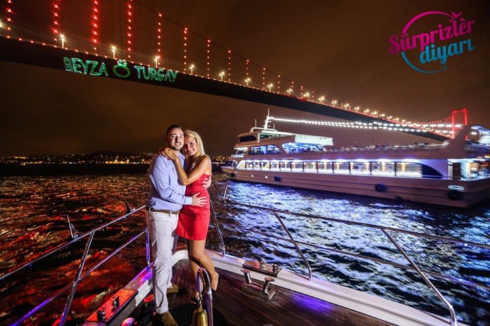 Yat Turu ve Lazerle Evlenme Teklifi / 1 Saat Yemekli Vip Paket