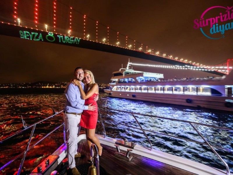 Renkli Lazerle Boğazda Evlilik Teklifi