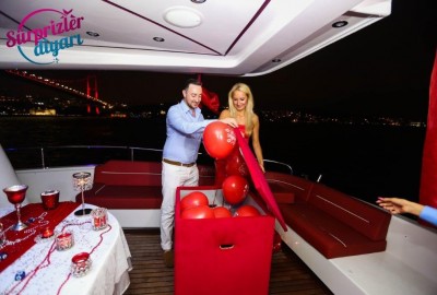 Yat Turu ve Lazerle Evlenme Teklifi / 1 Saat Yemekli Vip Paket