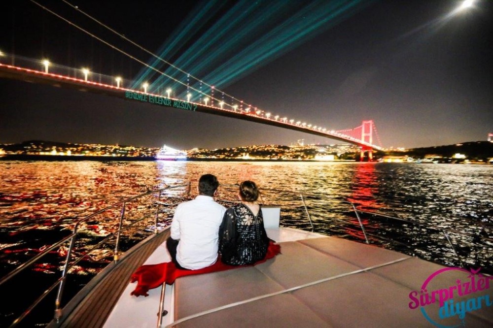 Yat Turu ve Renkli Lazerle Evlilik Teklifi / 1 Saat Yemekli Eko Paket