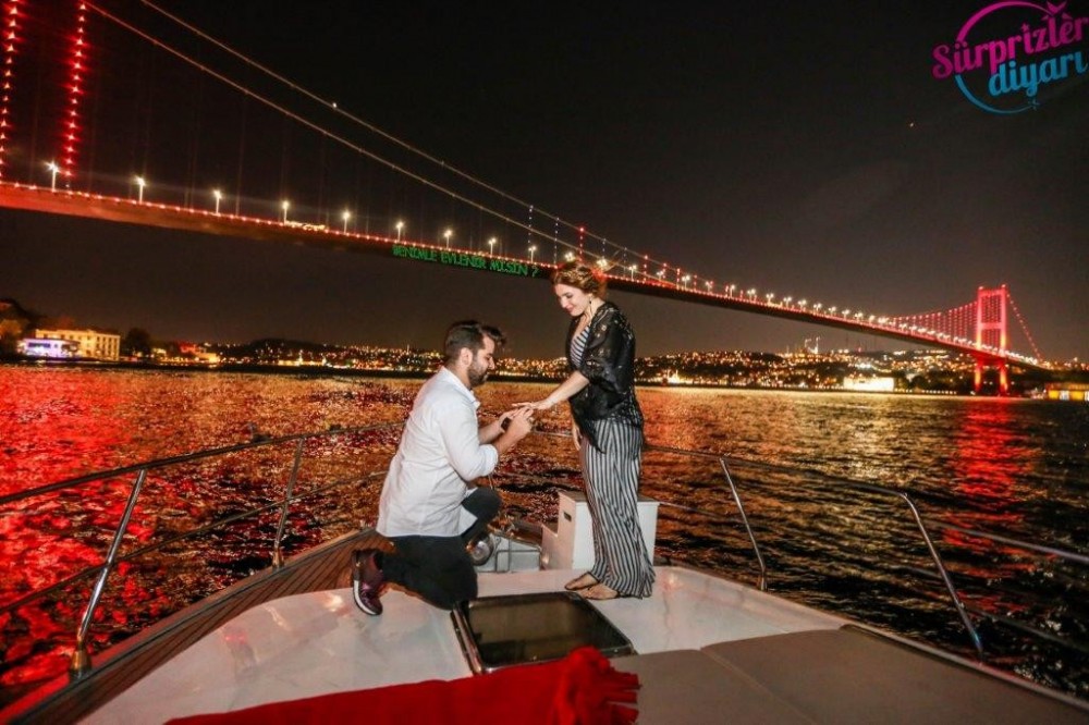 Yat Turu ve Lazer ile Evlilik Teklifi / 2 Saat Yemekli Vip Paket