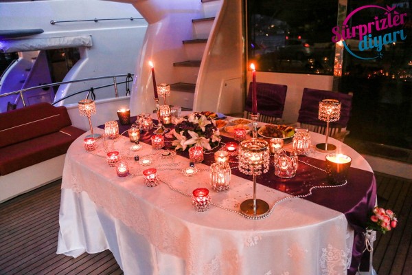 Yatta Renkli Lazerle Evlilik Teklifi / 1 Saat Yemekli Vip Paket