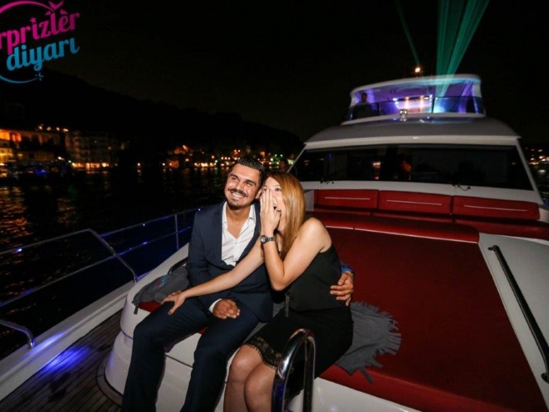 Renkli Lazerle Evlilik Teklifi